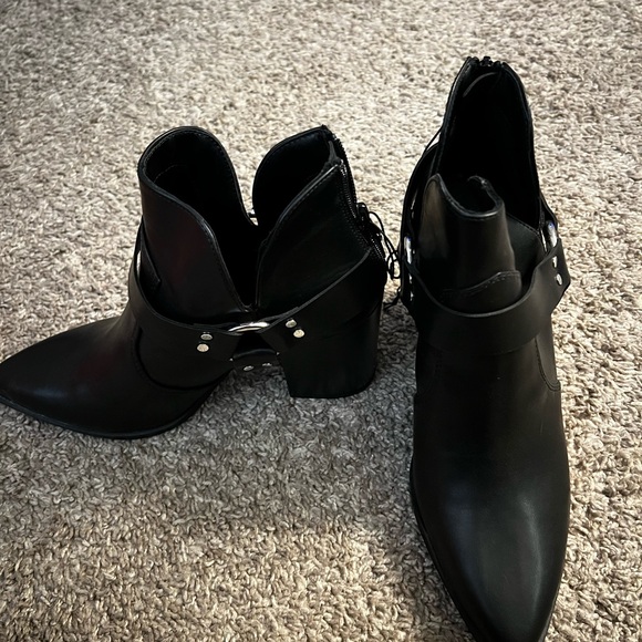 Forever 21 faux leather booties featuring an ankle length, pointed toe boot - Picture 6 of 7